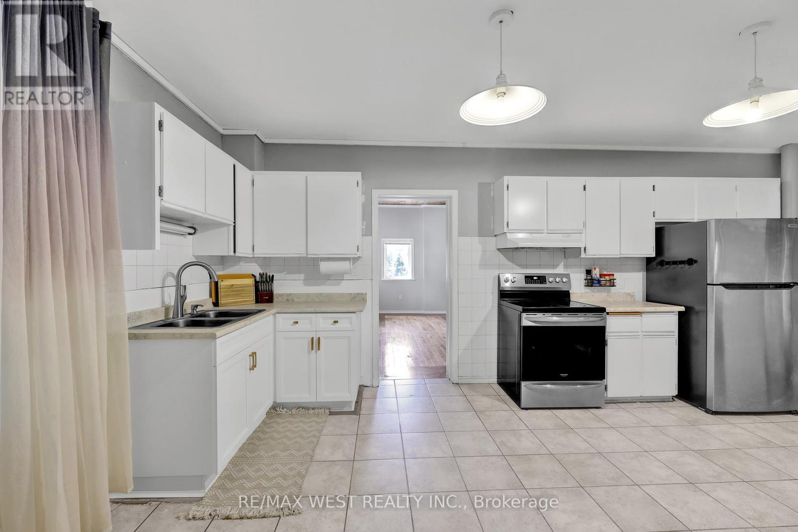 318 SIMCOE STREET