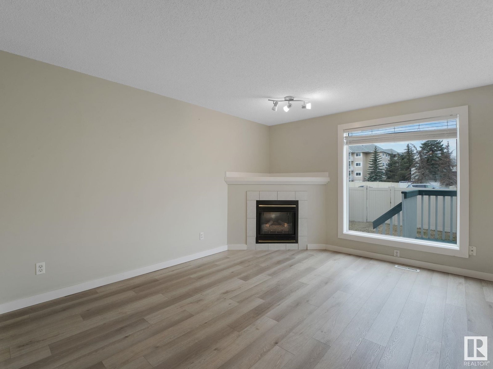 #45 15215 126 ST NW