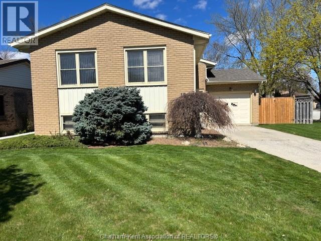 Photo 1 of 23 — 15 MONARCH DRIVE, Chatham, ON N7L5G6