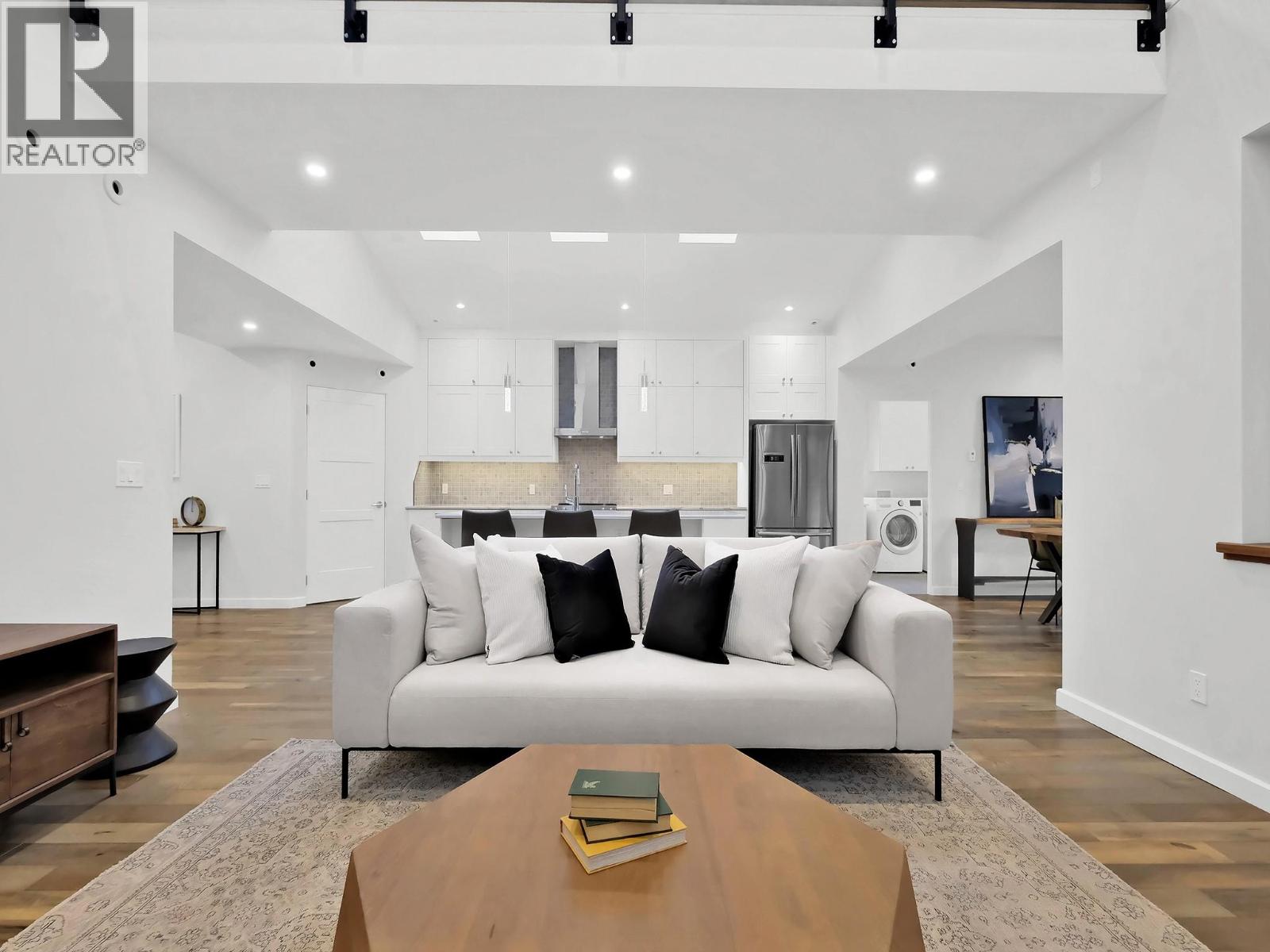 700 CHURCHILL Avenue