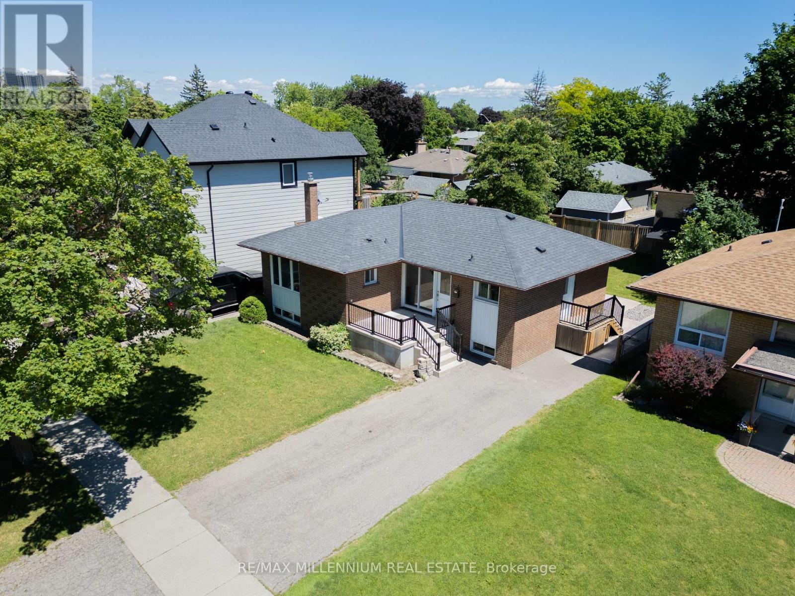 Photo 1 of 36 — 37 CAMPBELL DRIVE, Brampton (Northwood Park), ON L6X2H8