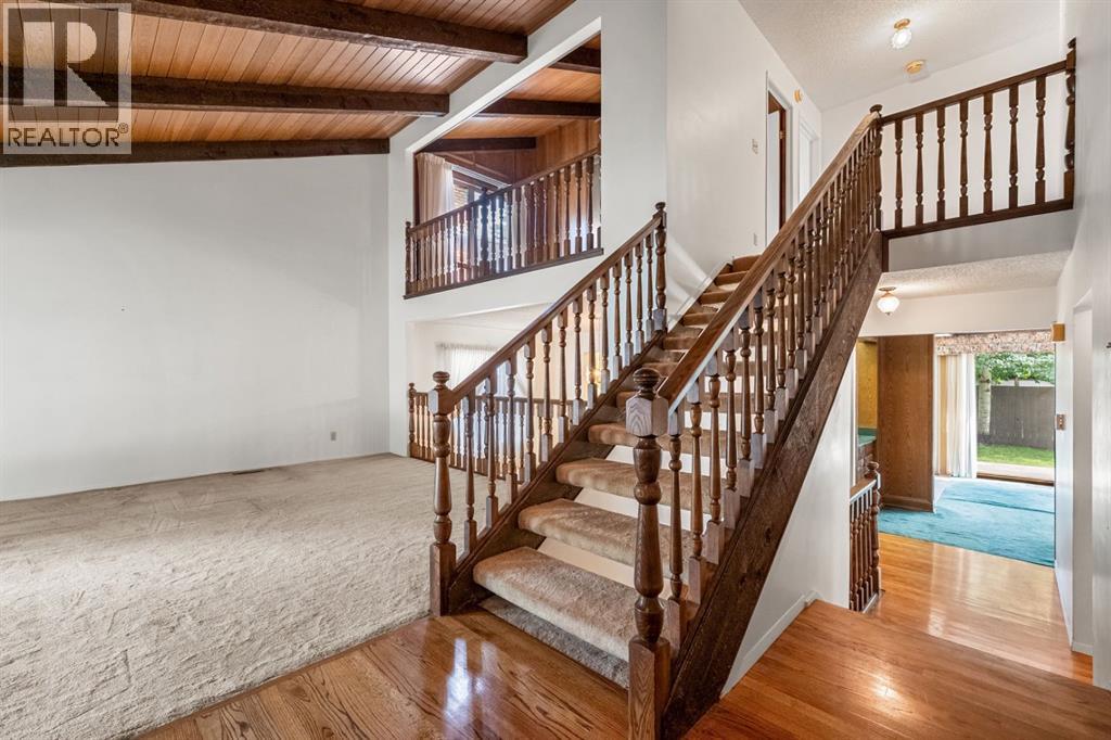 409 Lake Simcoe Crescent SE