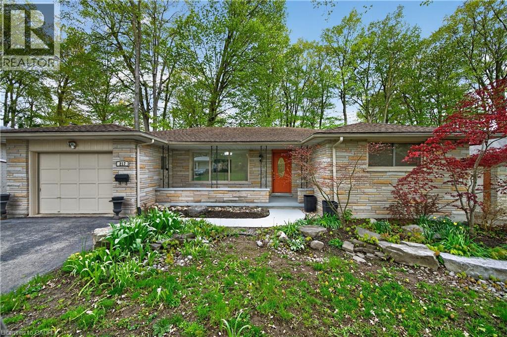 217 PINEGROVE Crescent
