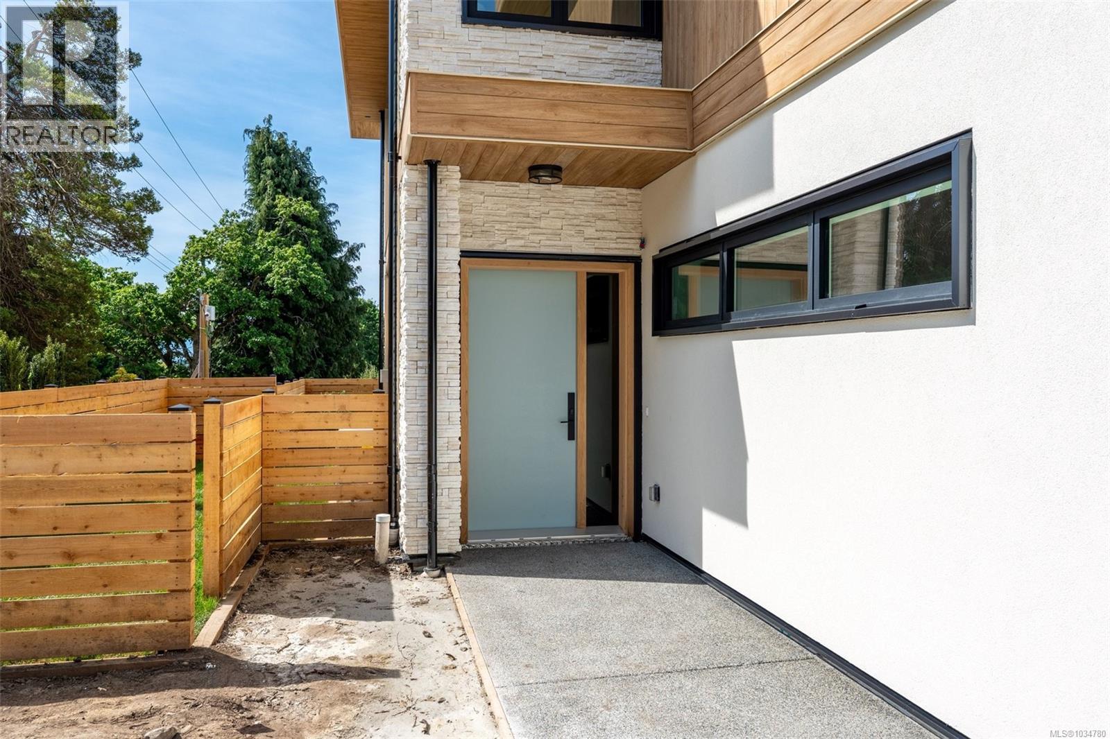 1 3022 Cadboro Bay Rd