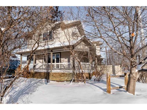 10904 72 AV NW Edmonton AB T6G0A9