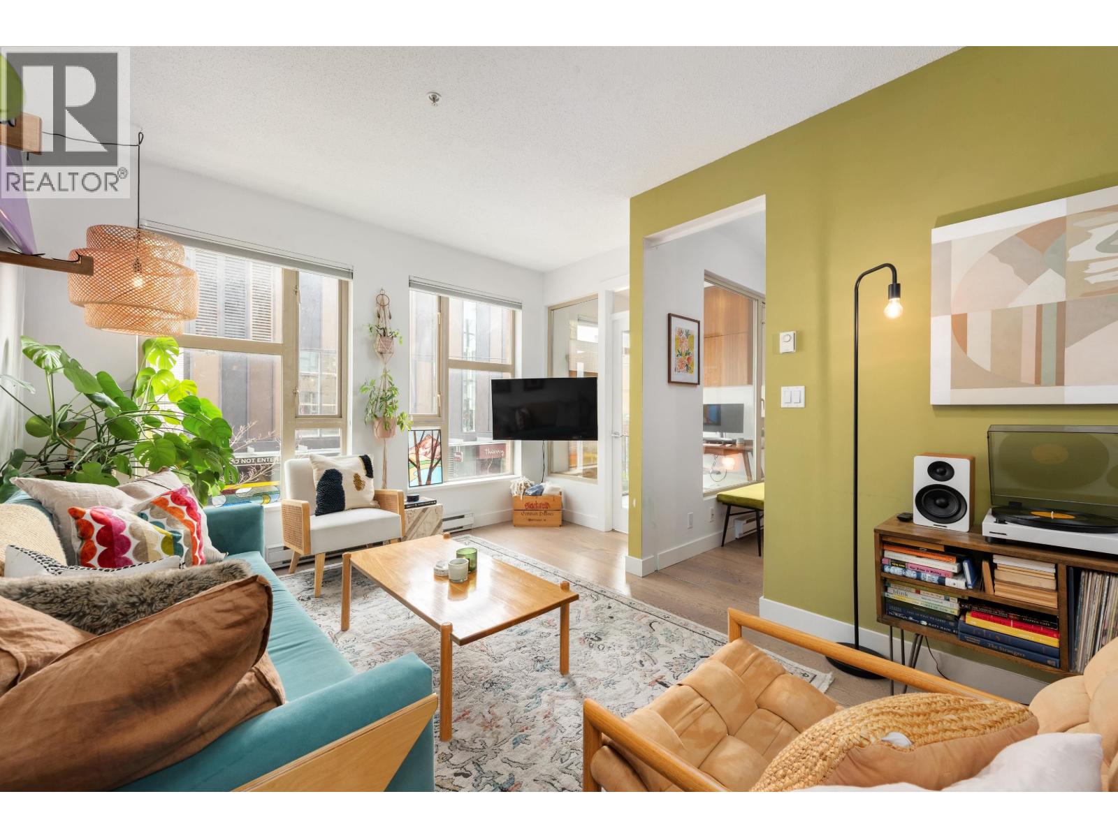 212 205 E 10TH AVENUE