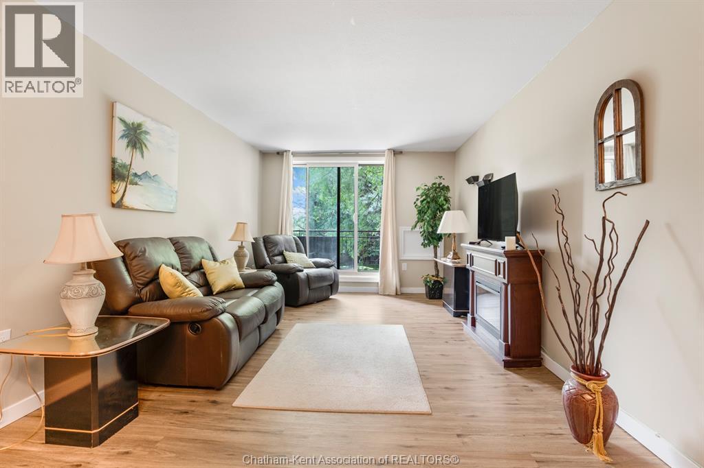 Photo 1 of 21 — 150 PARK AVENUE East, Chatham, ON N7M3V6