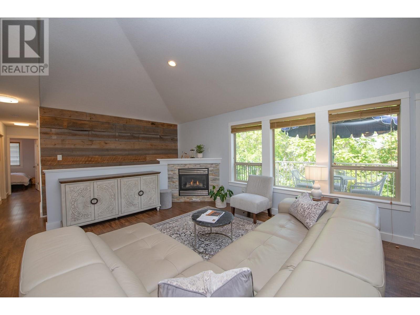 1927 Skyview Crescent