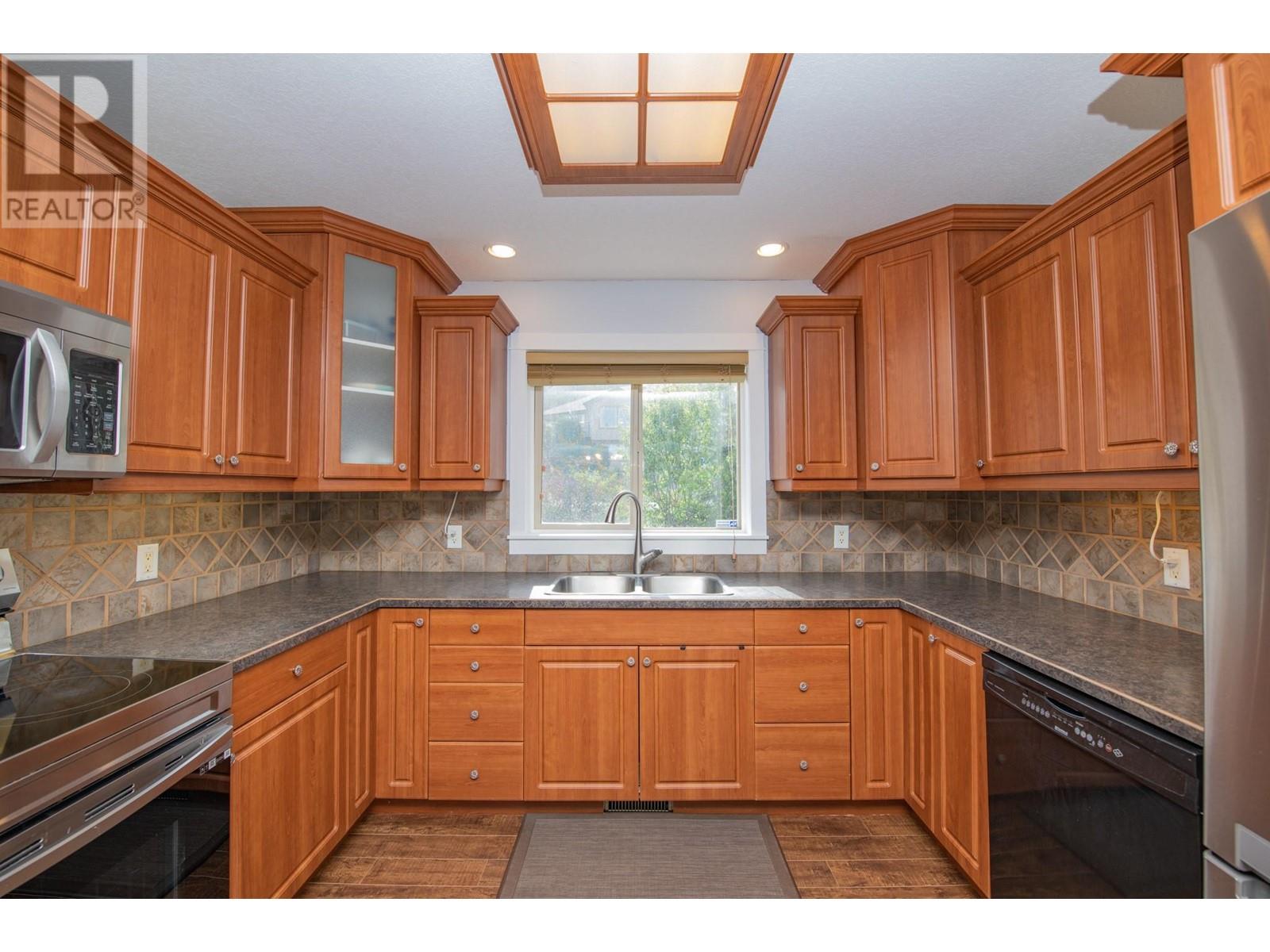 1927 Skyview Crescent