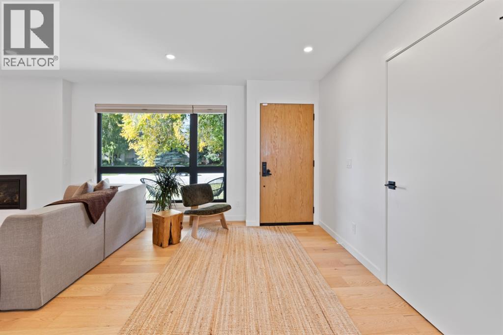 6432 Laurentian Way SW