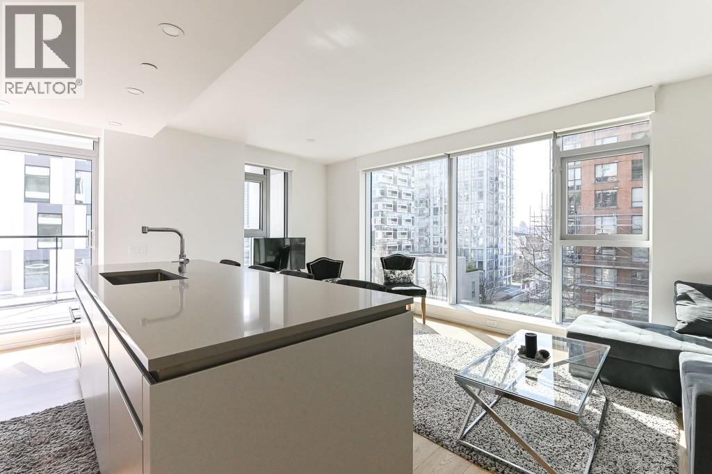 402 889 PACIFIC STREET