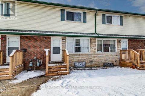15 - 164 JANSEN AVENUE Kitchener ON N2A2L7