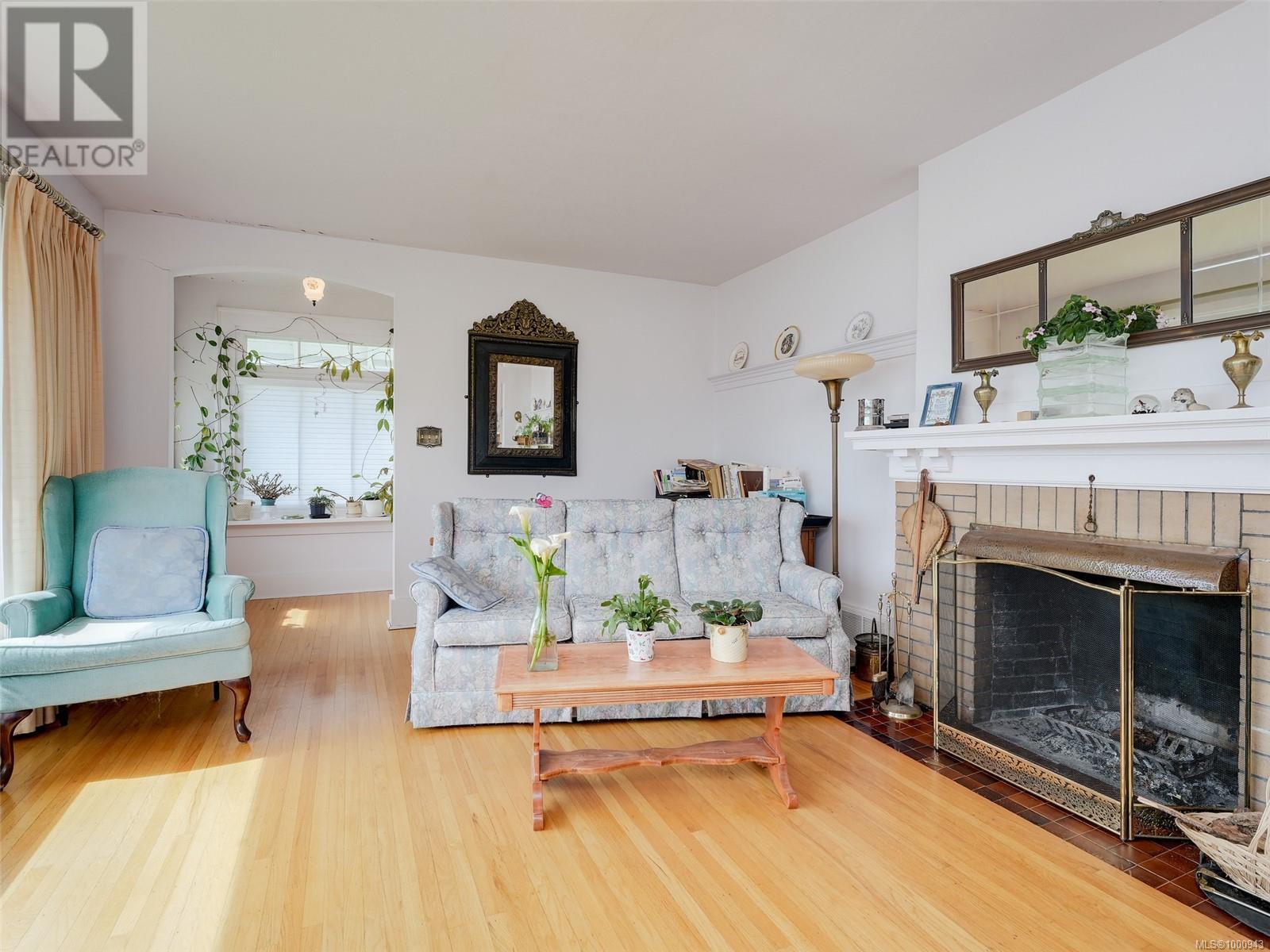 1839 Hollywood Cres