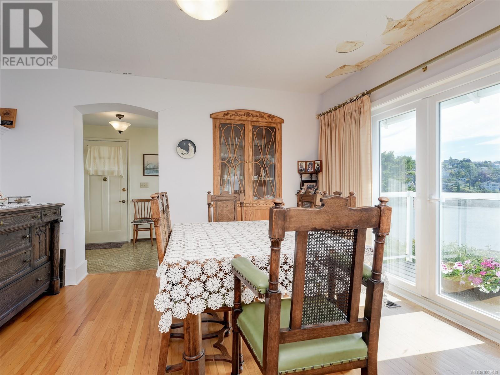 1839 Hollywood Cres