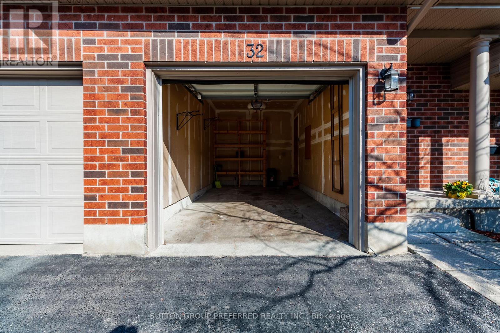 32 - 1059 WHETHERFIELD STREET