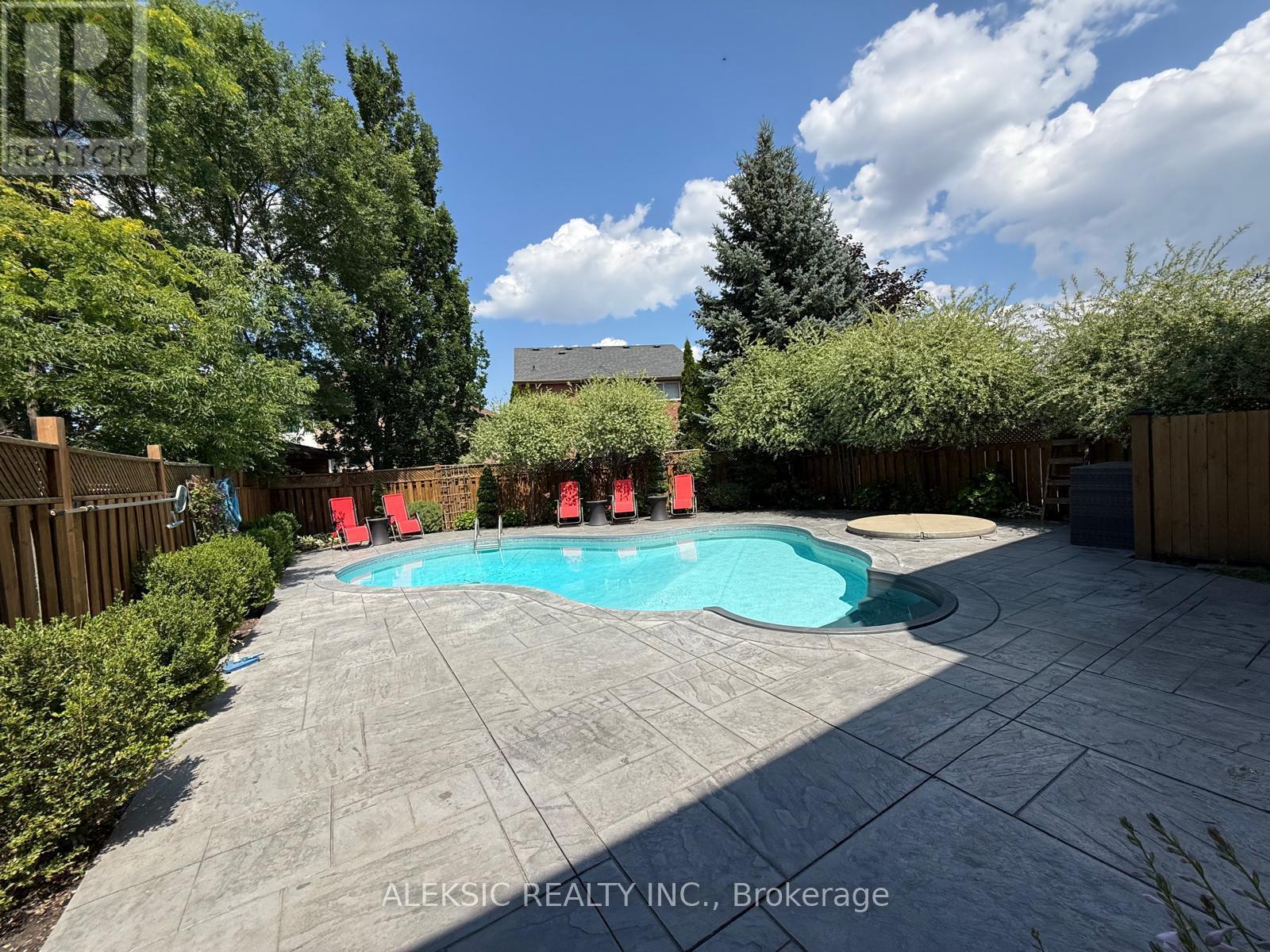 33 HILLPATH CRESCENT