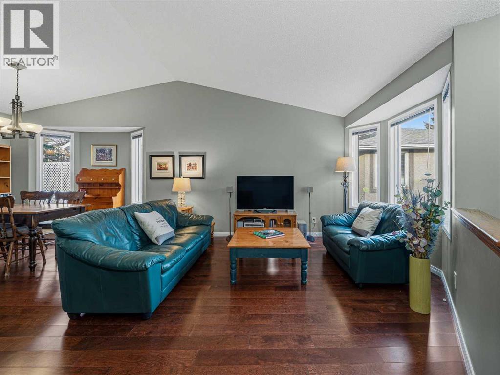 301 Arbour Cliff Close NW