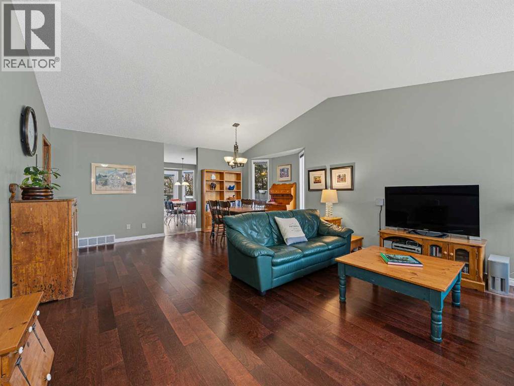 301 Arbour Cliff Close NW