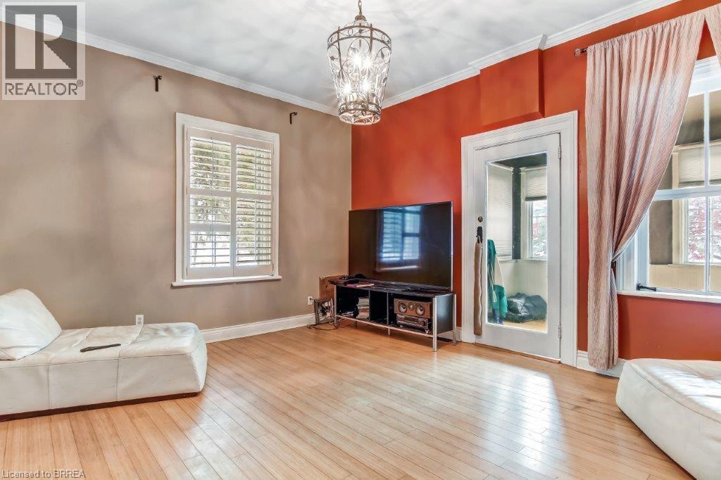 85 GRAND RIVER Avenue