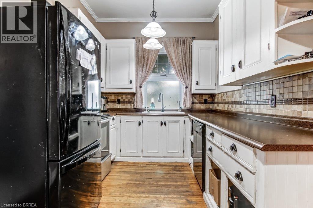 85 GRAND RIVER Avenue