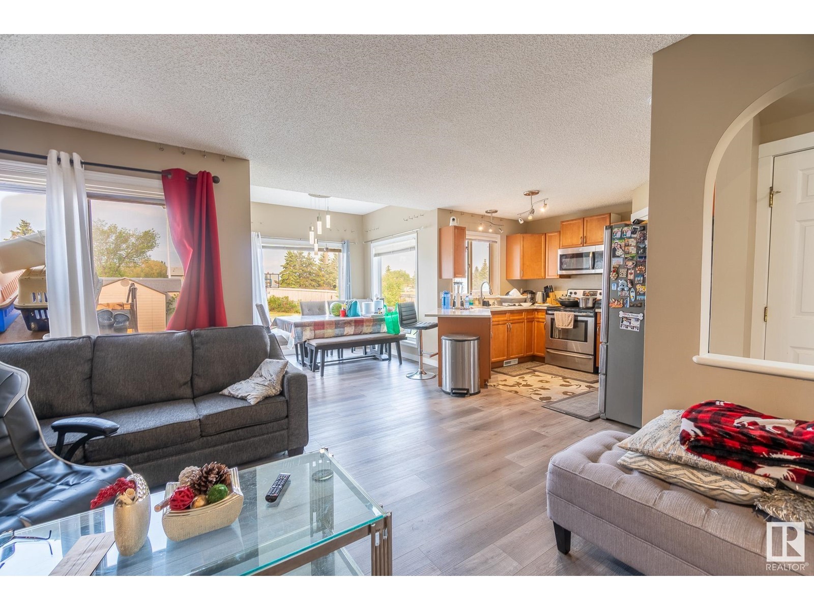 13803 37 ST NW