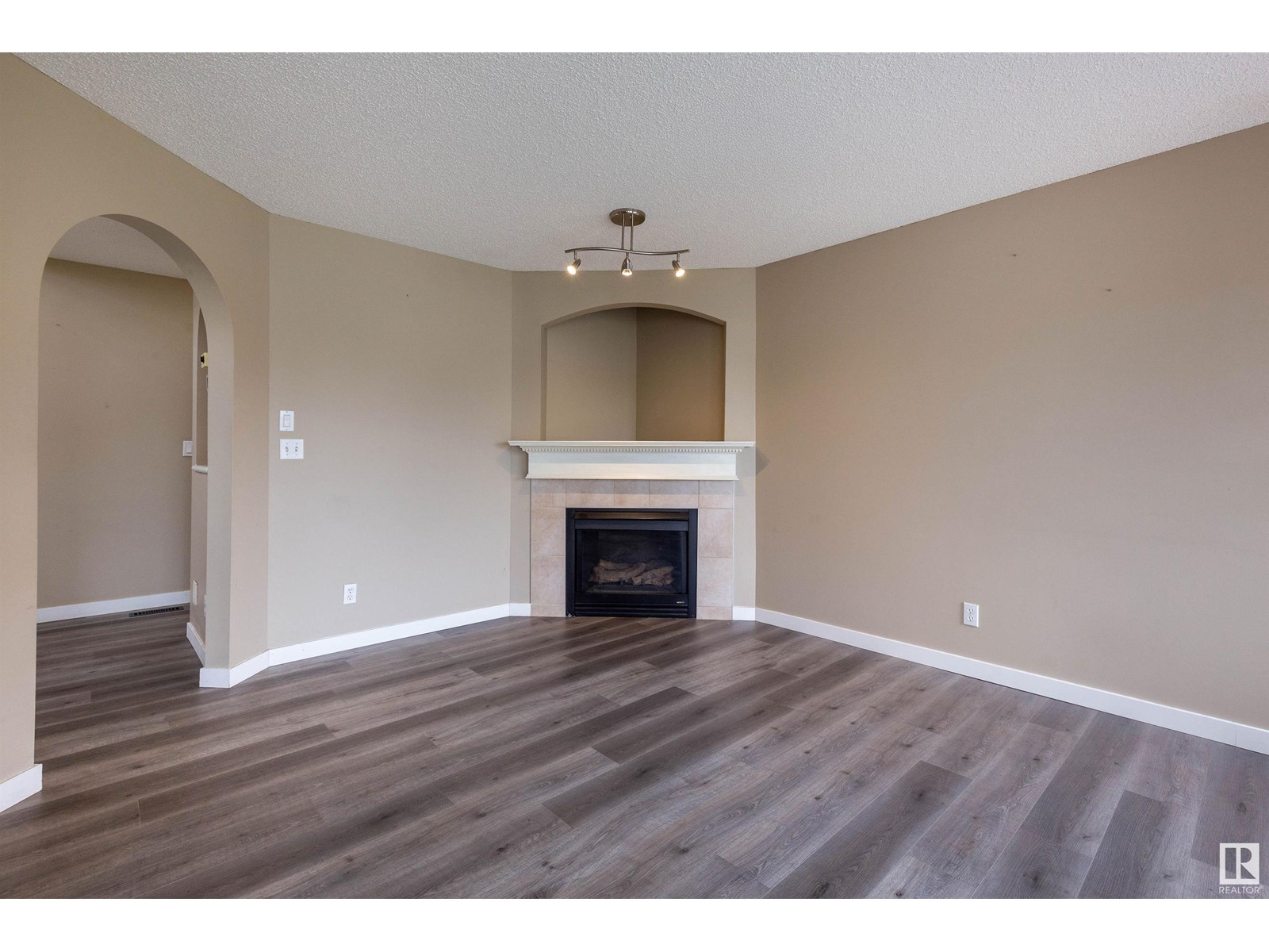 13803 37 ST NW