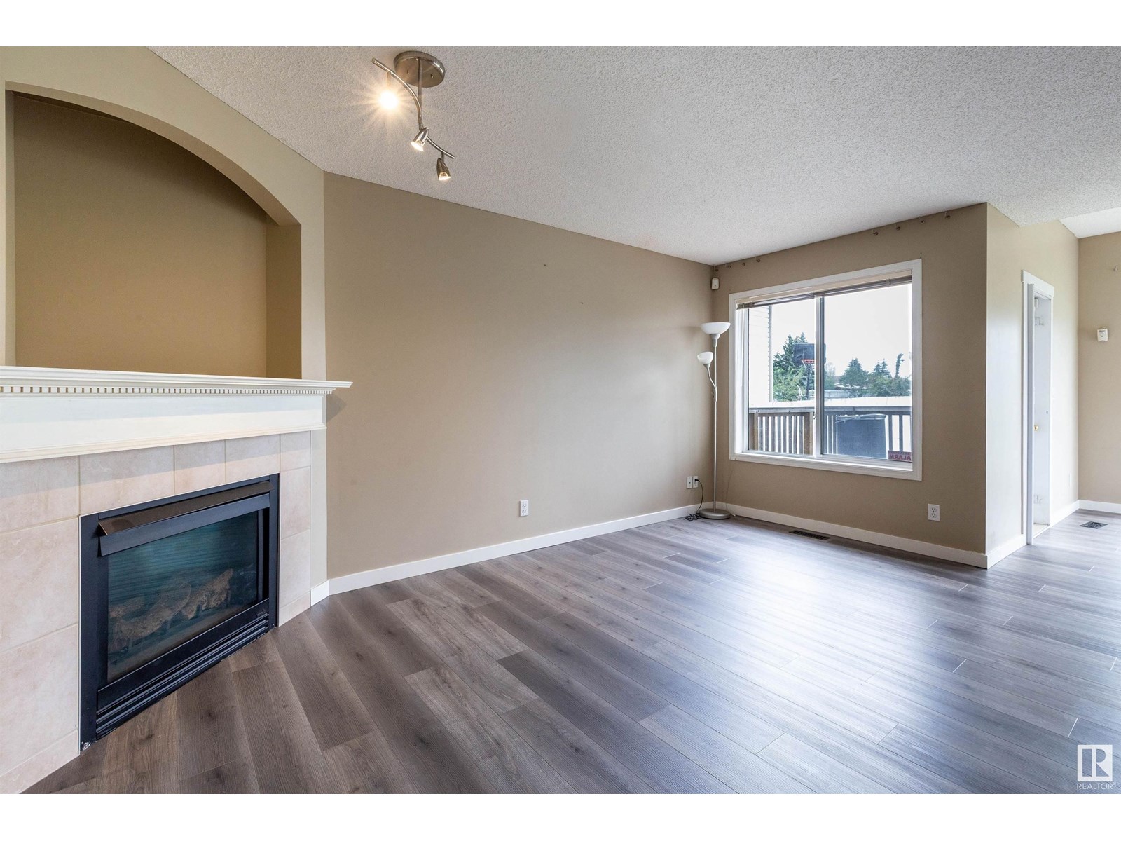 13803 37 ST NW
