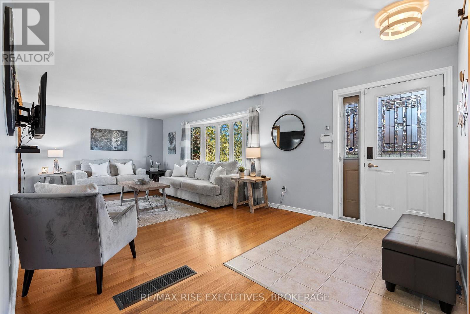 470 DUNDAS STREET W