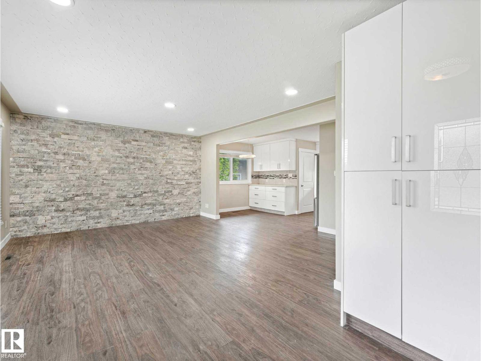 12241 54 ST NW