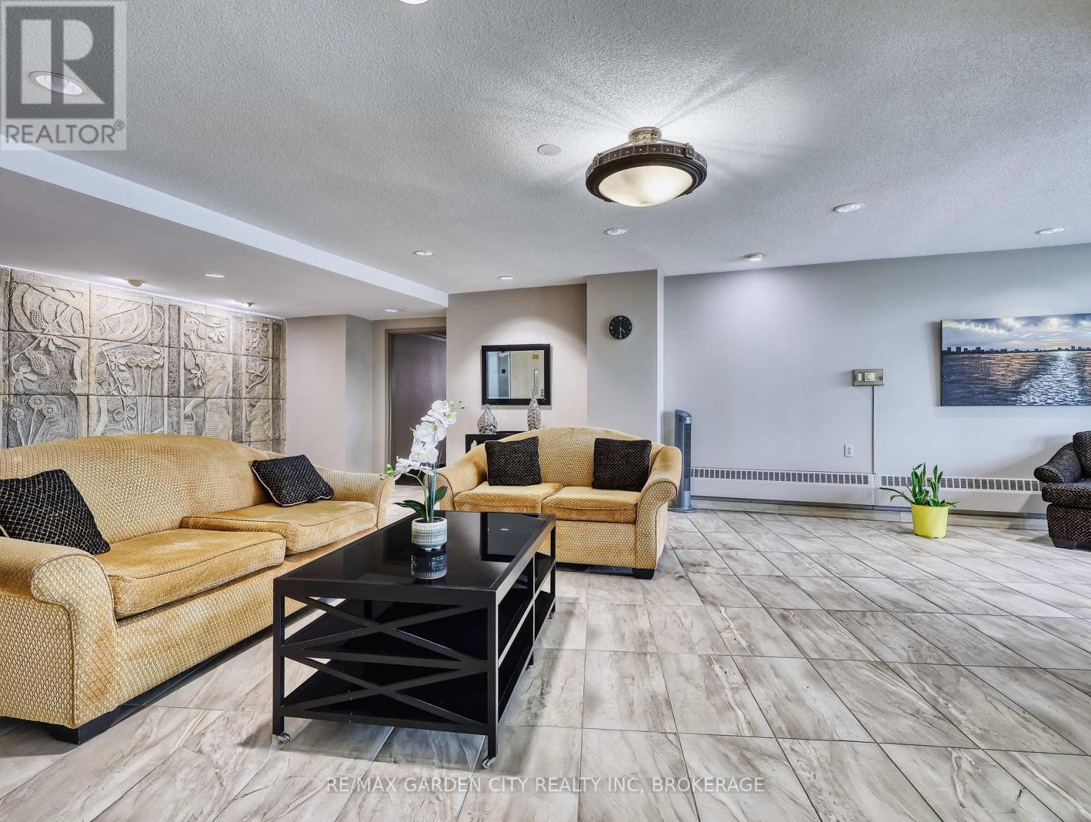 1002 - 35 TOWERING HEIGHTS BOULEVARD