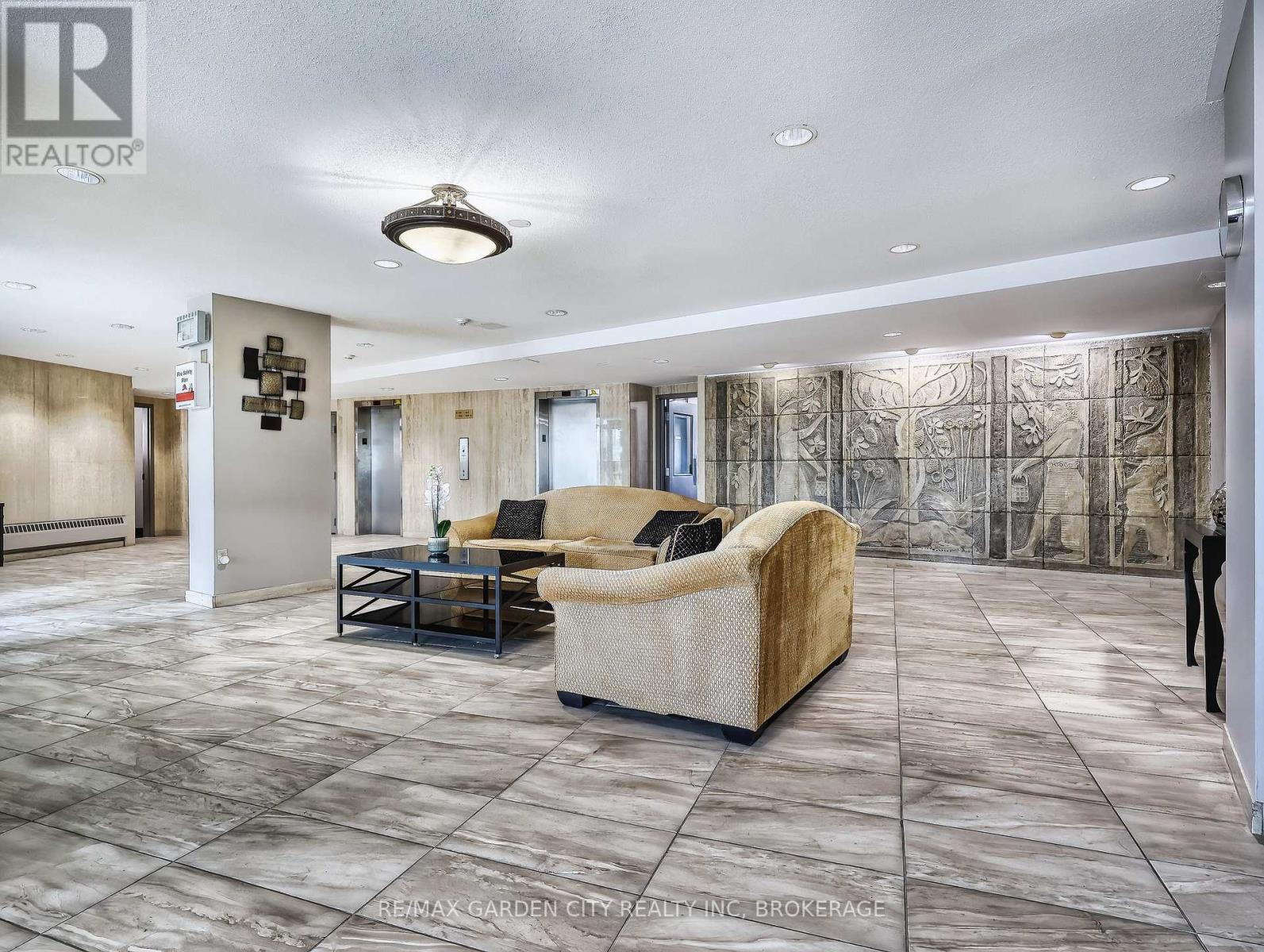 1002 - 35 TOWERING HEIGHTS BOULEVARD