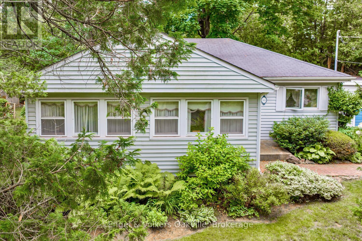 504 CHAMBERLAIN LANE