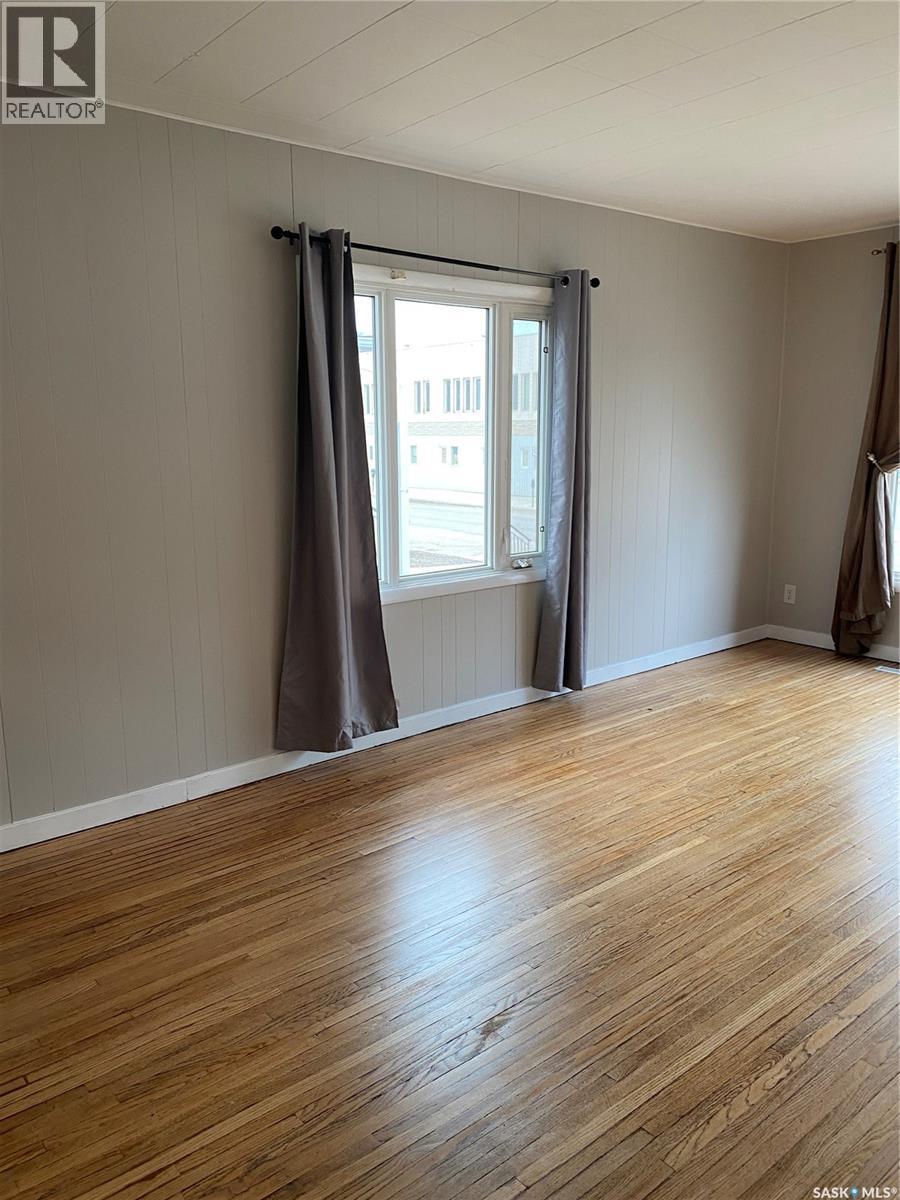 209 8th STREET E