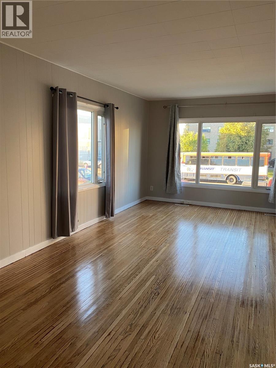 209 8th STREET E