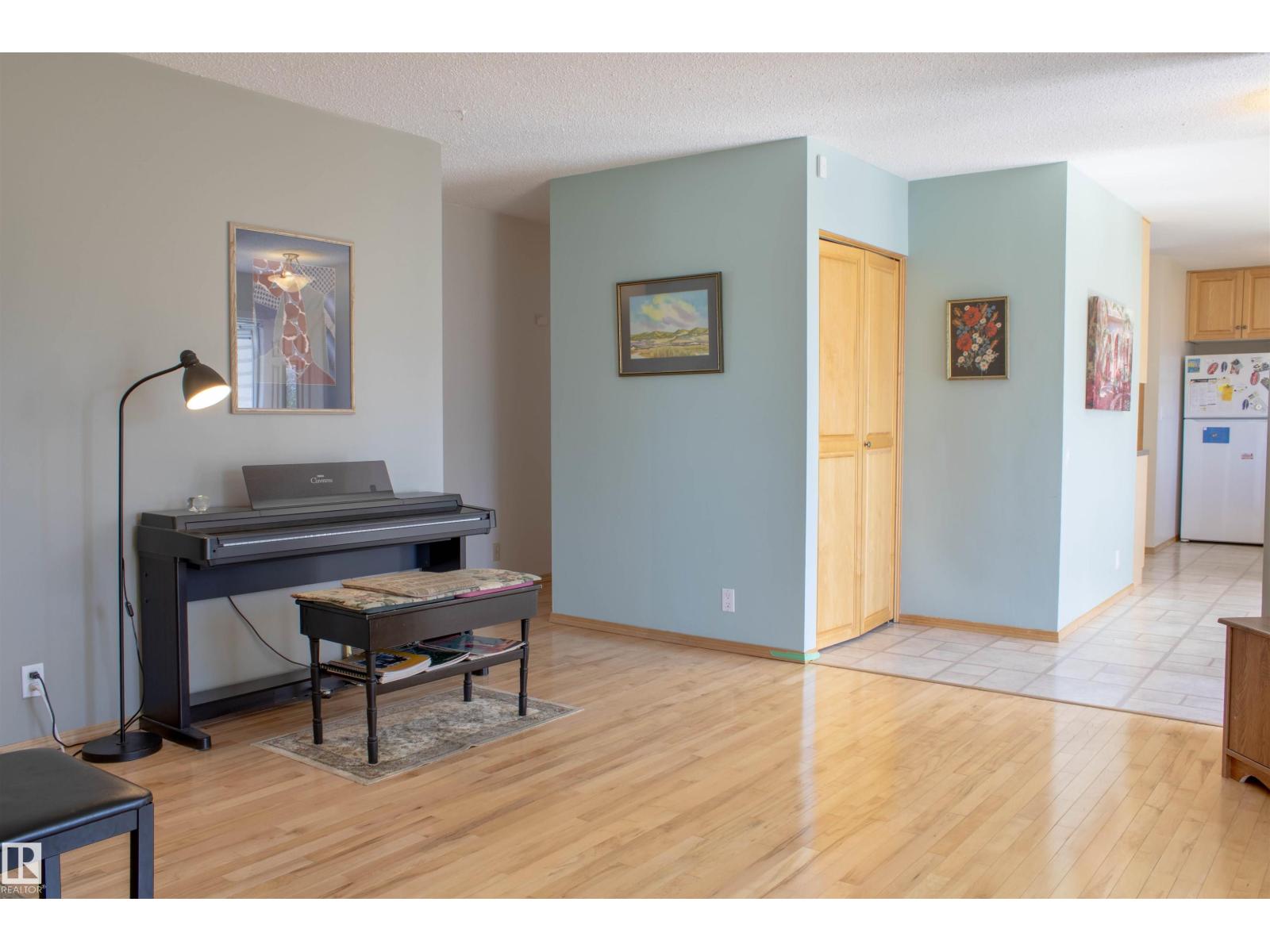 8651 27 AV NW