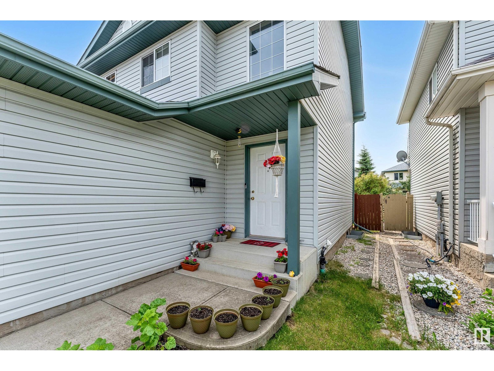 3315 27 AV NW
