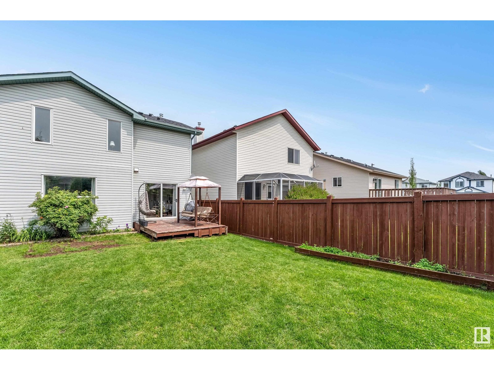 3315 27 AV NW
