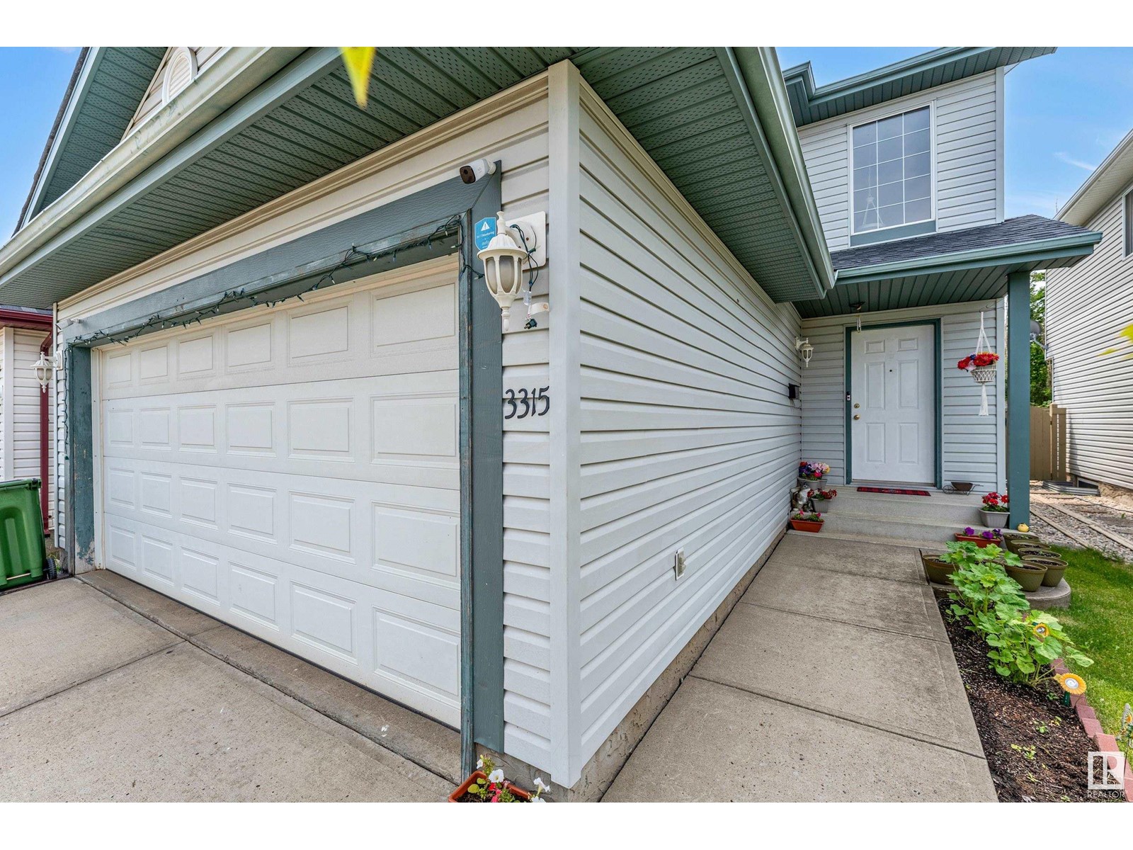 3315 27 AV NW