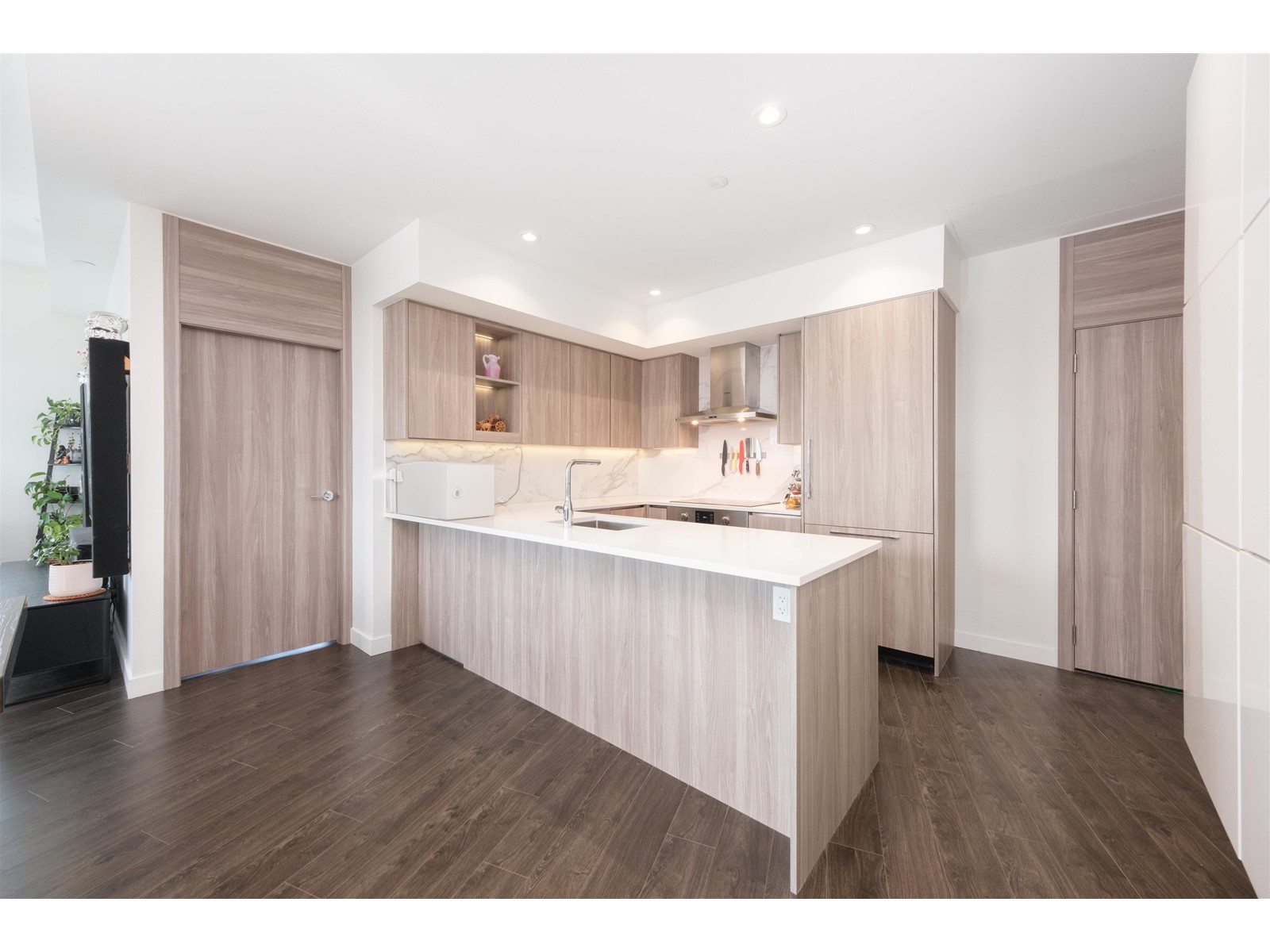 4105 9887 WHALLEY BOULEVARD