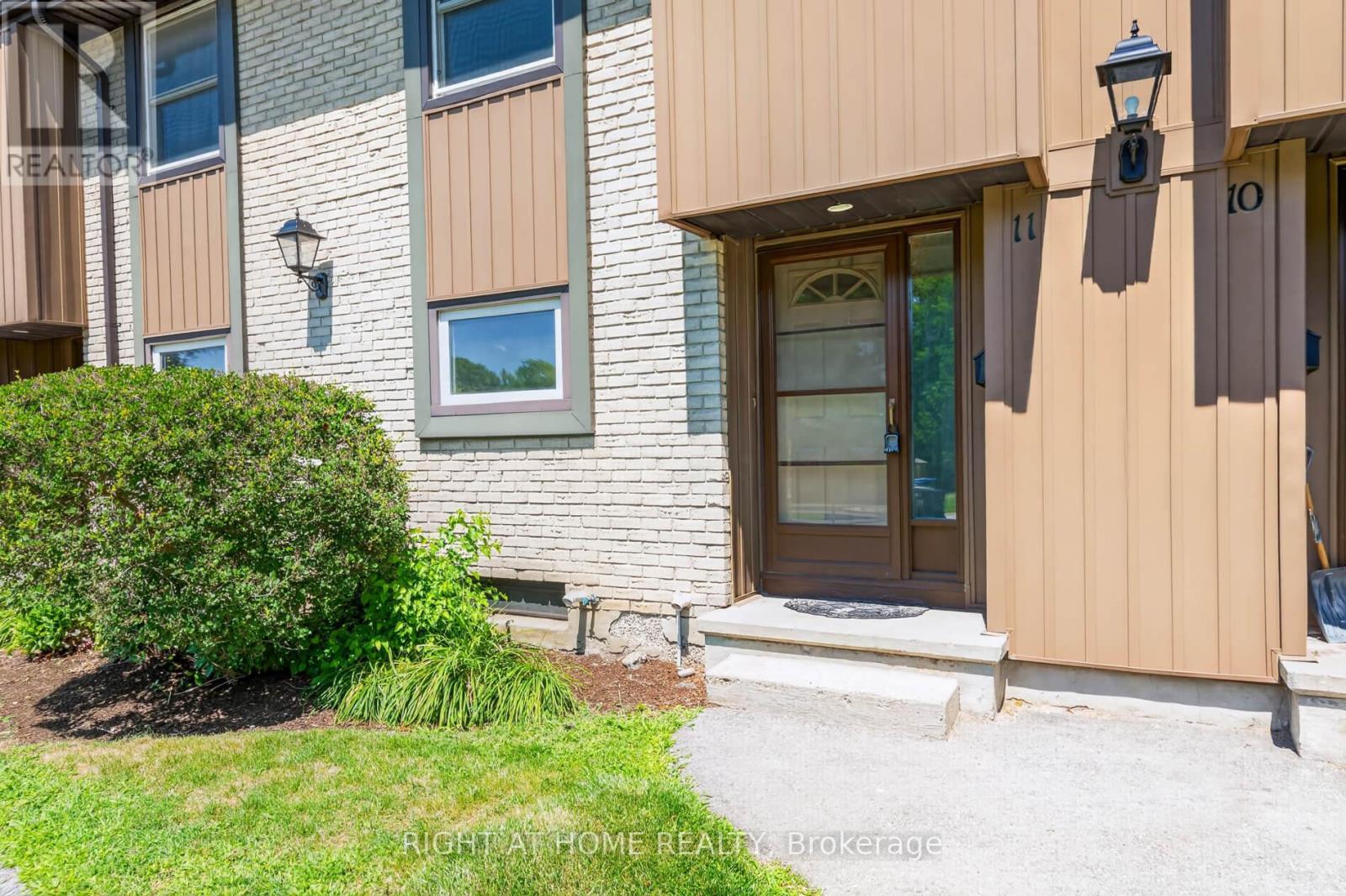 11 - 215 GLAMIS ROAD