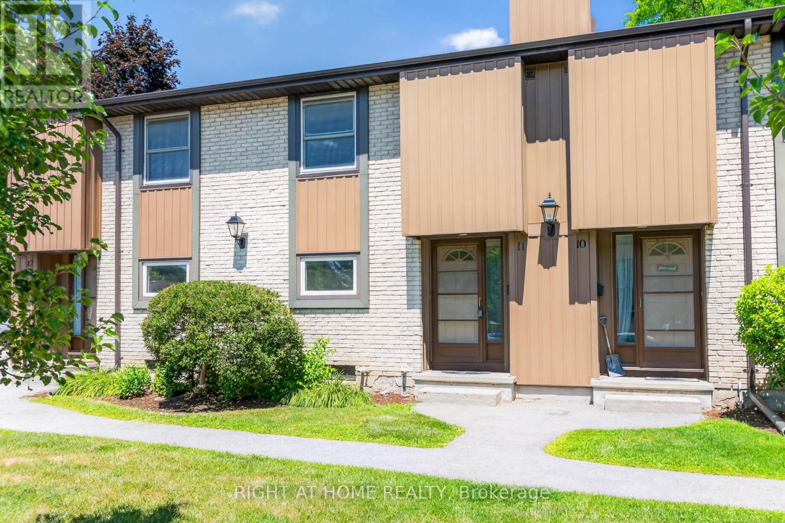 11 - 215 GLAMIS ROAD