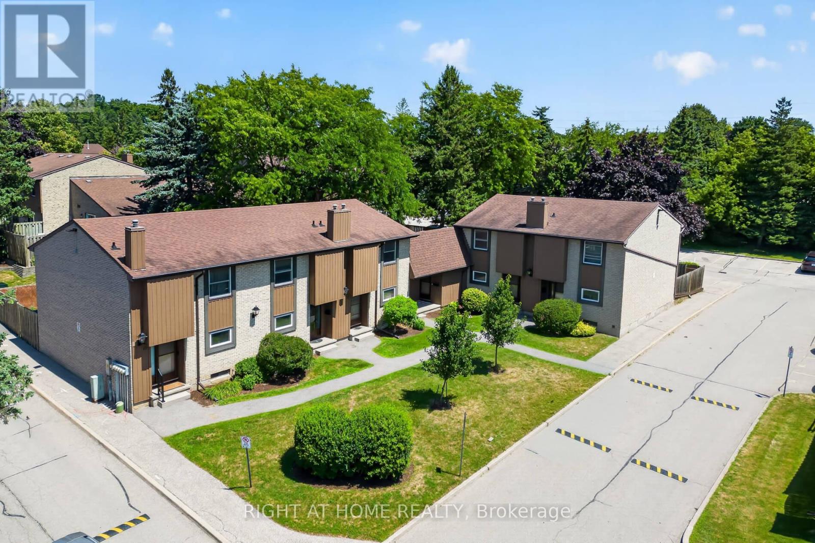 11 - 215 GLAMIS ROAD