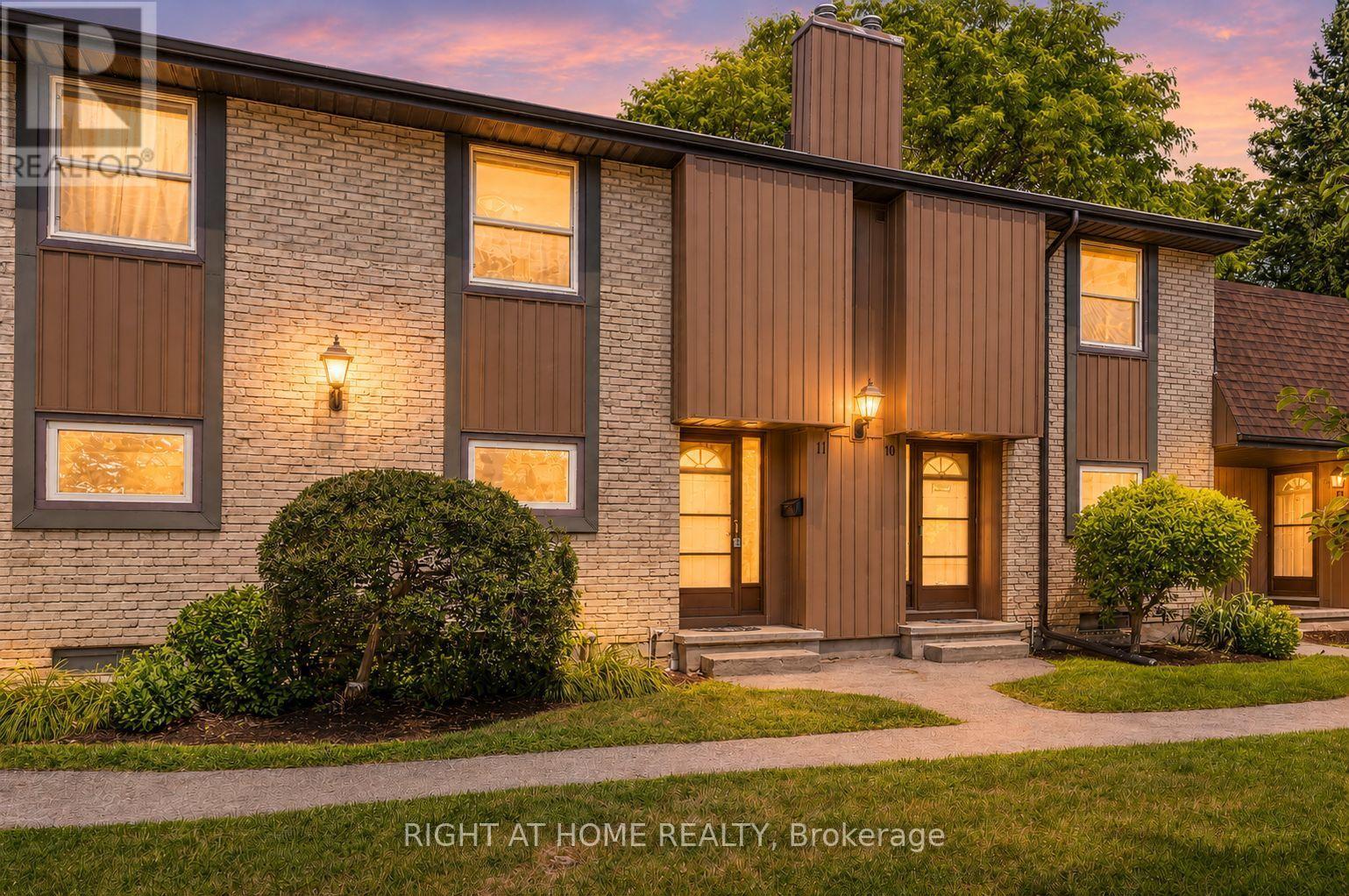 11 - 215 GLAMIS ROAD