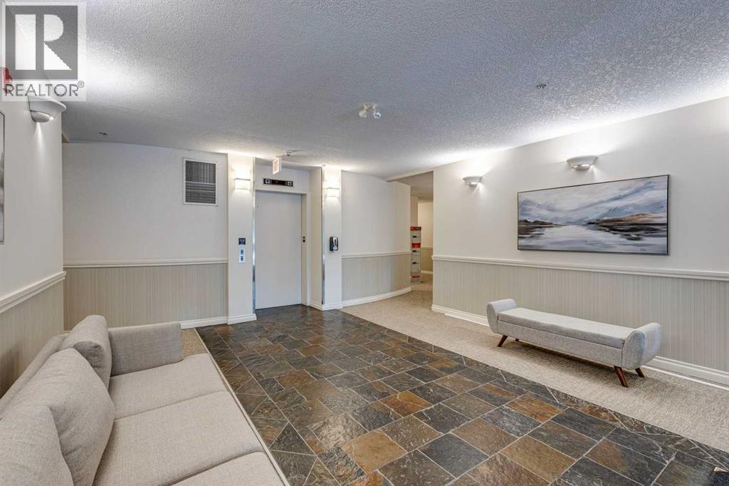303, 10 Hemlock Crescent SW