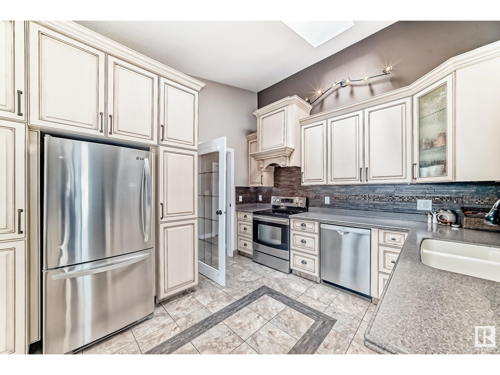 4019 104 ST NW