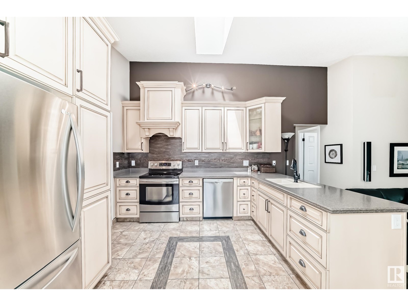 4019 104 ST NW