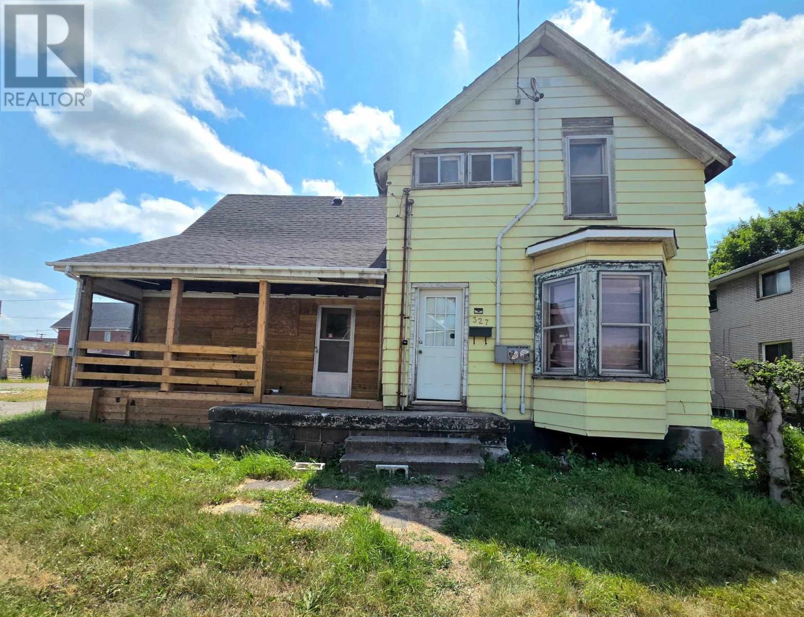 Photo 1 of 15 — 327 Douglas ST, Sault Ste. Marie, ON P6C1R9