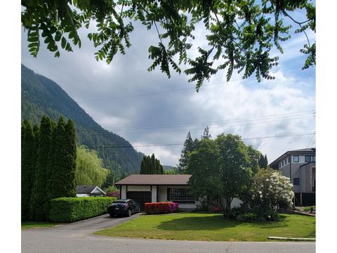 420 BEAR AVENUE|Harrison Hot Springs Harrison Hot Springs BC V0M1K0