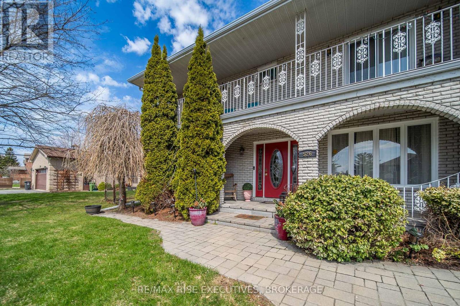 526 CANTERBURY CRESCENT