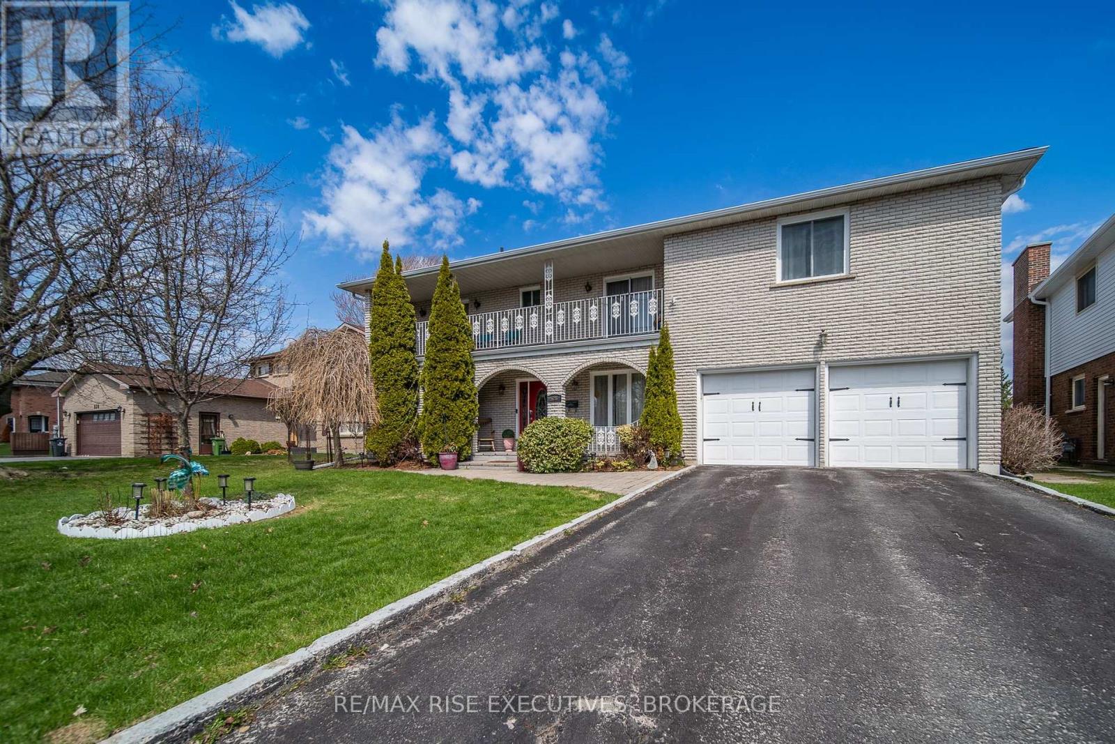526 CANTERBURY CRESCENT